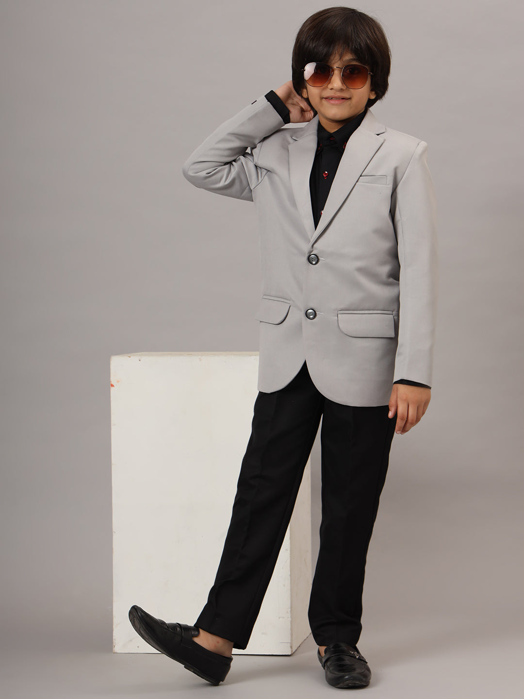 Boys Solid Light Grey Blazer - Tahvo India
